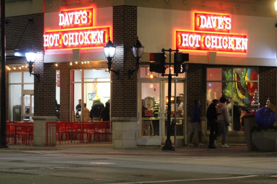 The+line+outside+Dave%E2%80%99s+Hot+Chicken+as+the+restaurant+reaches+its+closing+hour+on+Nov.+22%2C+2021.